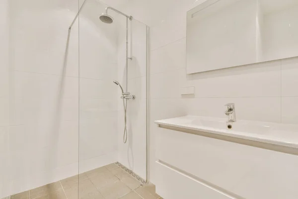 Banyo içi çekmecelerle ve duş kabinleriyle dolu. — Stok fotoğraf