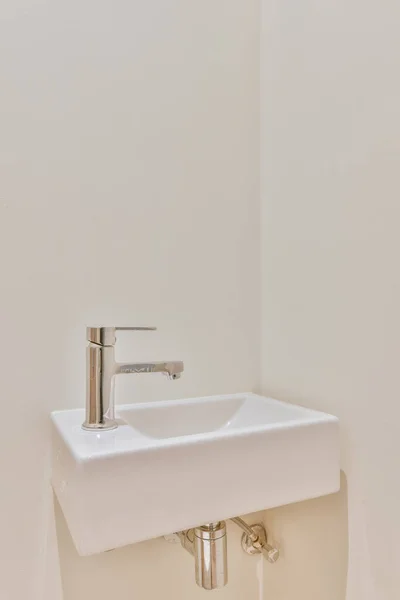 Lujoso baño con suelo de baldosas beige — Foto de Stock