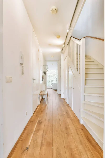 Jasny, wąski korytarz ze schodami — Zdjęcie stockowe