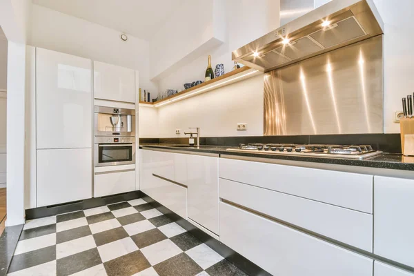 Çağdaş aletli mutfak.