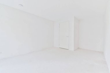 Tamamen beyaz bir oda.