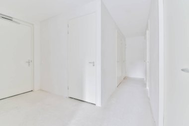 Tamamen beyaz bir koridor.