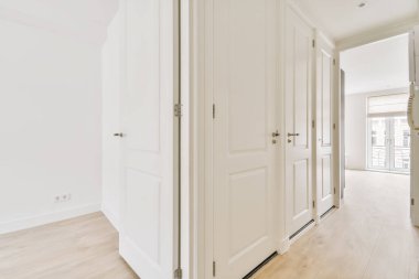 Uzun ve boş bir koridor.