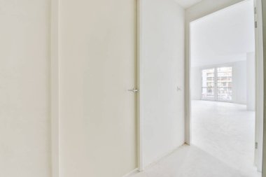 Tamamen beyaz bir koridor.