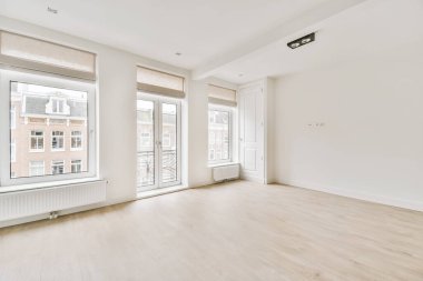 Parlak bir odanın içinde.