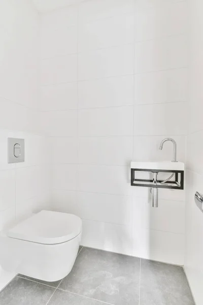 Moderní koupelna s šedou dlažbou — Stock fotografie