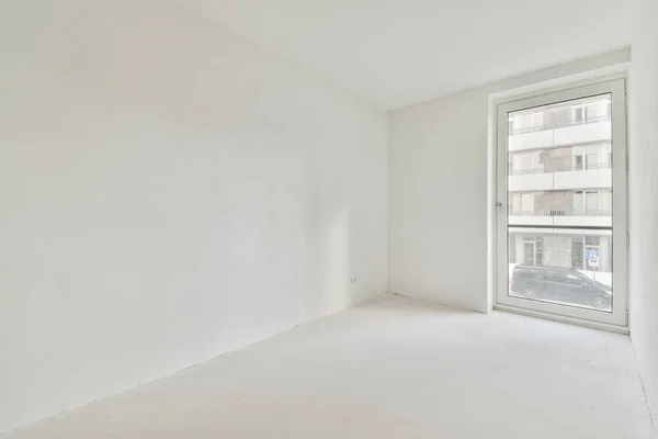 Pokoj s okny v elegantním bytě — Stock fotografie
