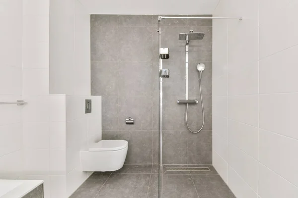 Moderní koupelna s šedou dlažbou — Stock fotografie