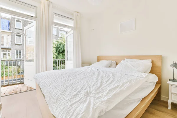 Entzückendes Schlafzimmer mit weißer, flauschiger Tagesdecke — Stockfoto