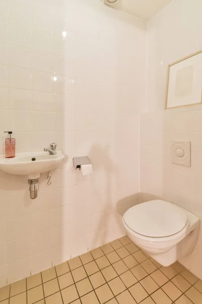 Kleine saubere Toilette — Stockfoto