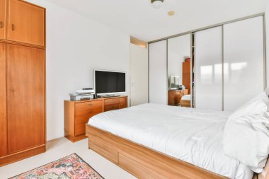 Büyük, parlak yatak odası