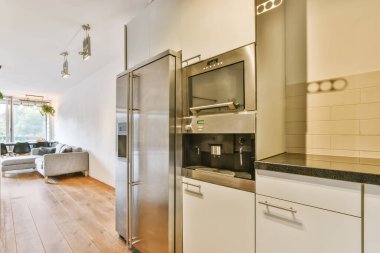 Modern apartmanda yemek pişirme alanı