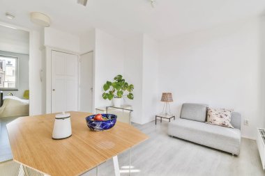 Sıcak, küçük, güzel yemek odası.