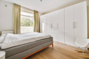 Hafif yatak odasında rahat bir yatak.