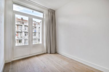 Geniş, parlak ve güzel pencereli bir oda.