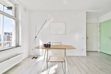 Hoş, küçük, modern yemek odası.