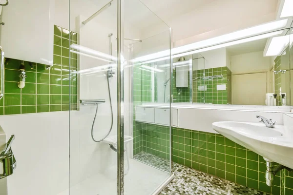 Łazienka pokryta zielonymi płytkami — Zdjęcie stockowe