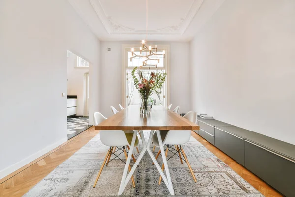 Sala de jantar com mobiliário branco no apartamento moderno — Fotografia de Stock