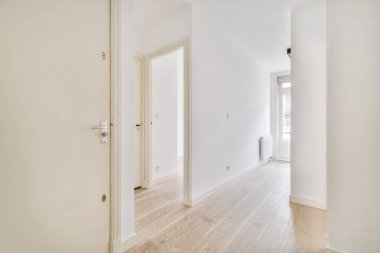 Güzel döşenmiş parkesi olan geniş bir odanın içi.