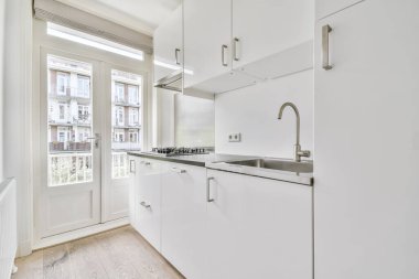 Küçük bir mutfak alanı.