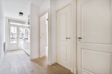 Güzel döşenmiş parkesi olan geniş bir odanın içi.