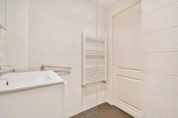 Banheiro atraente com pia e radiador — Fotografia de Stock