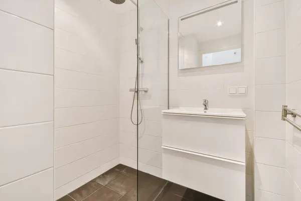 Aantrekkelijke badkamer met douchecabine — Stockfoto