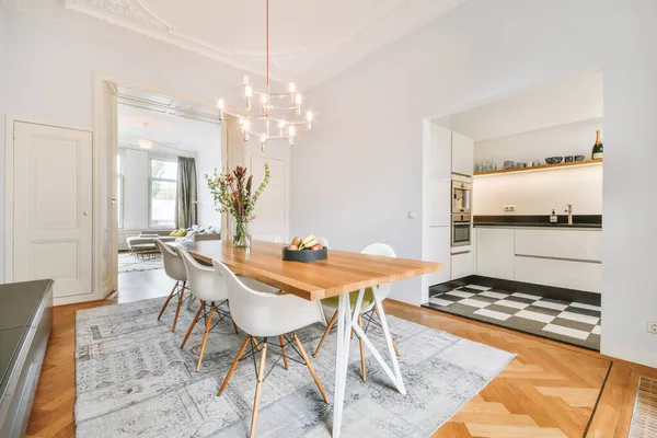 Esszimmer mit weißen Möbeln in einer modernen Wohnung — Stockfoto