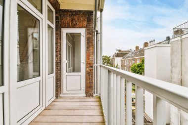 Oldukça uzun, dar bir balkon.