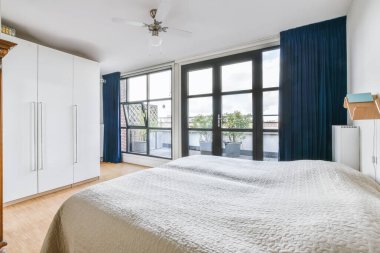 Hafif yatak odasında rahat bir yatak.