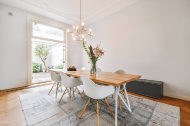 Modern dairede beyaz mobilyalı yemek odası.