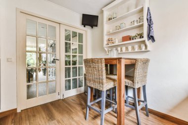 Küçük masa ve iki uzun bacaklı sandalye.