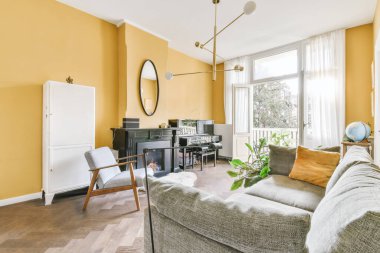 Rahat bir kanepesi olan geniş bir oturma odası.