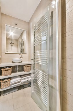 Çağdaş bej rengi lavabo.