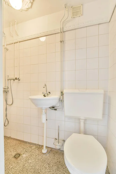 Сучасний туалет з білими стінами — стокове фото