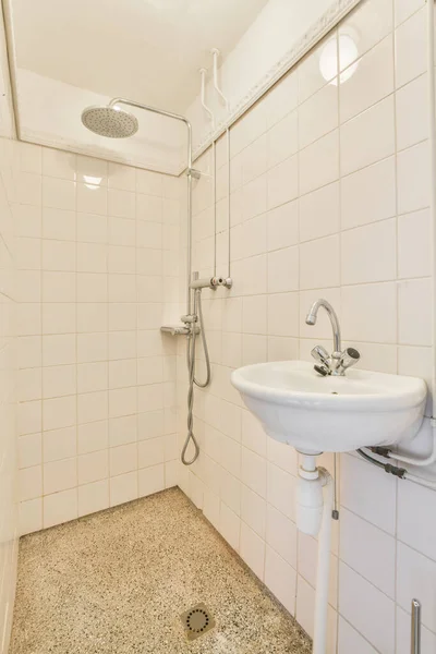 Cabina doccia con pareti piastrellate — Foto Stock