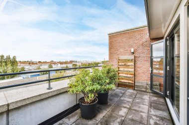 Bir sürü saksı çiçekli güzel bir balkon.