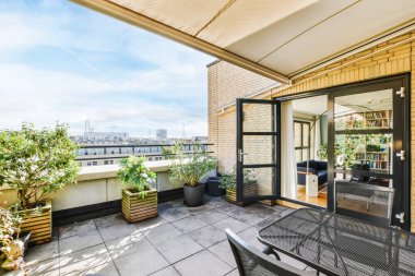 Bir sürü saksı çiçekli güzel bir balkon.