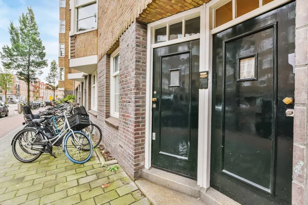 De ingang van het gebouw — Stockfoto