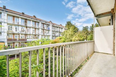 Demir parmaklıklı uzun balkon.