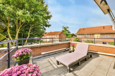 Güneşli yataklı, kare balkon.