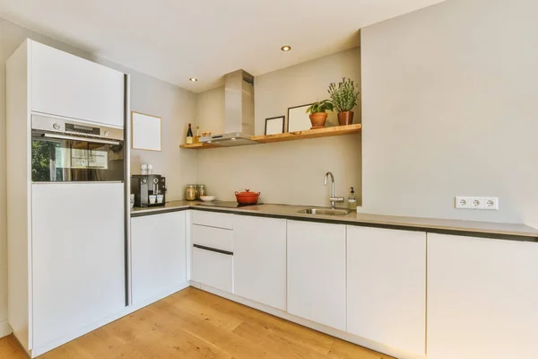 Wohnküche mit Regalen über der Arbeitsplatte — Stockfoto