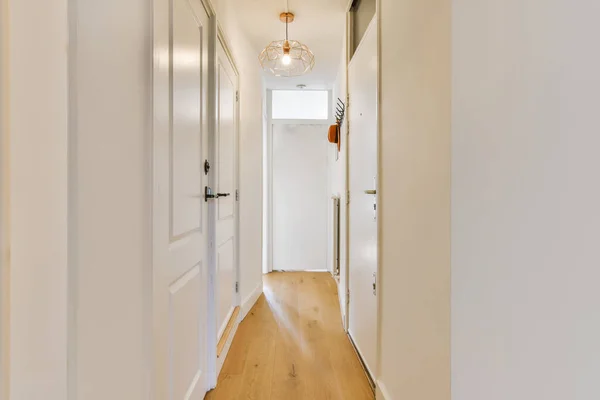 木製の床と長い狭い廊下 — ストック写真