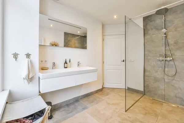 Дизайнерська ванна кімната з бежевою плиткою — стокове фото