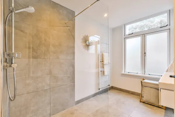 Salle de bain design avec sol carrelé beige — Photo