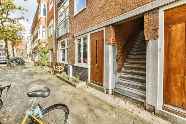 Schattig bakstenen gebouw met trap — Stockfoto