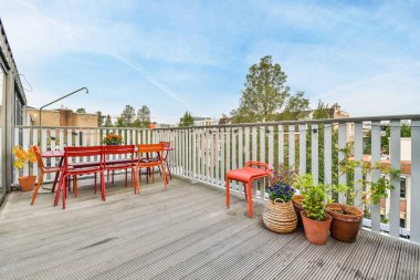 Parlak kırmızı ahşap mobilyaları olan nefis bir veranda.