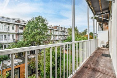 Çarpıcı, dar balkon.