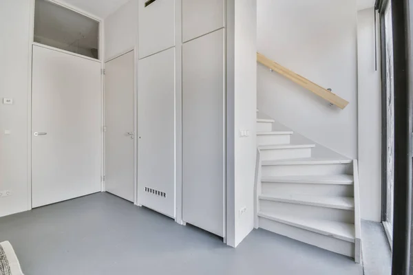 Bílé točité schodiště v moderním bytě — Stock fotografie
