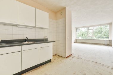 Siyah atölyeli minyatür mutfak.